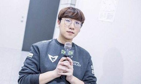 你故意的吧？范戴克防守传中时高举右手导致手球送点